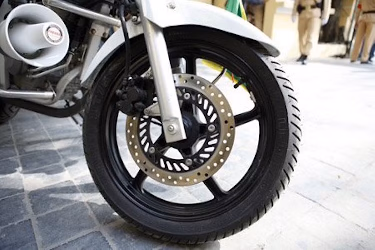 Cả 2 bánh xe sử dụng vành 5 cánh và hệ thống phanh đĩa kép từ chiếc Honda CBR300R, với đường kính vành 17 inch.