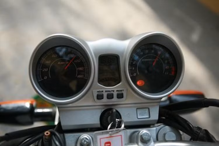 Bảng đồng hồ của CBX250 Twister có thiết kế đơn giản giống như những chiếc xe máy từ Thế kỷ 20, với 2 đồng hồ báo tua và báo tốc dạng cơ.
