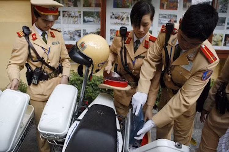 Ngoài ra, hai bên thân xe còn có thêm những hộp đựng tài liệu.
