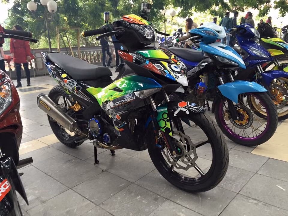 Ngay từ cái nhìn đầu tiên, chiếc Yamaha Exciter 150 độ của biker Hà Nội này đã gây ấn tượng bởi dàn áo sơn tem đấu sặc sỡ.