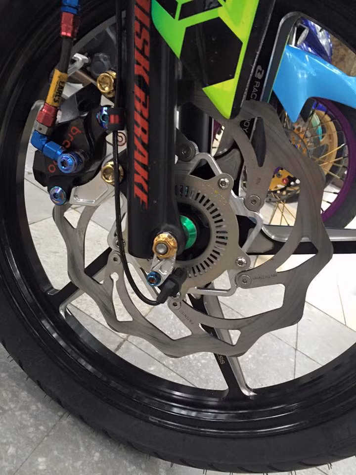 Bánh trước được trang bị bộ heo Brembo 2 pis kèm theo đĩa kiểng và dây dầu của hãng Earl's.