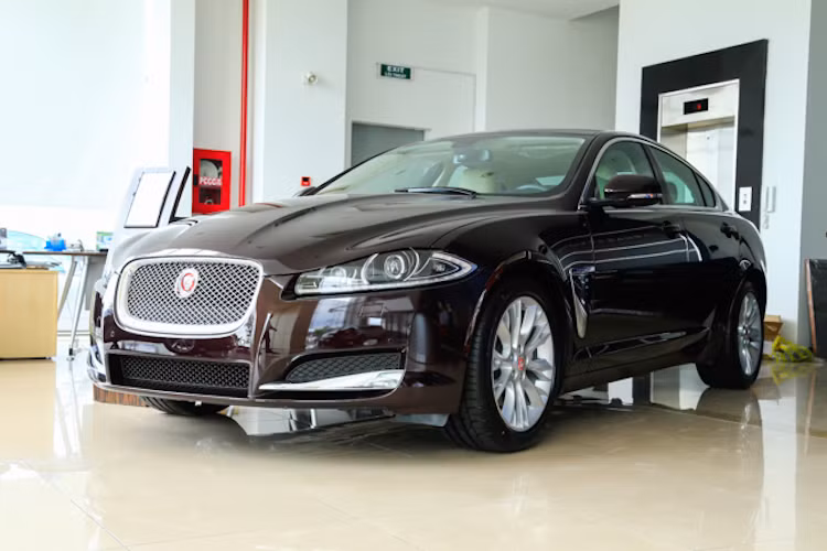 Năm nay, các dòng xe sang trọng Anh Quốc từ Jaguar, Land Rover, MINI, Bentley và Rolls-Royce cũng tăng trưởng mạnh, khiến số xe nhập về Việt Nam đạt 1274 chiếc và kim ngạch đạt 35 triệu USD.