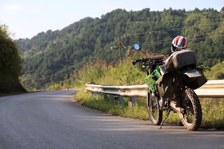 Những con đường đất đỏ nhiều cát của cung Sài Gòn - Pleiku nằm giữa núi rừng có thể dễ dàng "đánh vật" các biker chủ quan, nhưng những rừng thông và cao nguyên ở đây lại luôn khiến họ bị hấp dẫn và nổi máu "chinh phục".