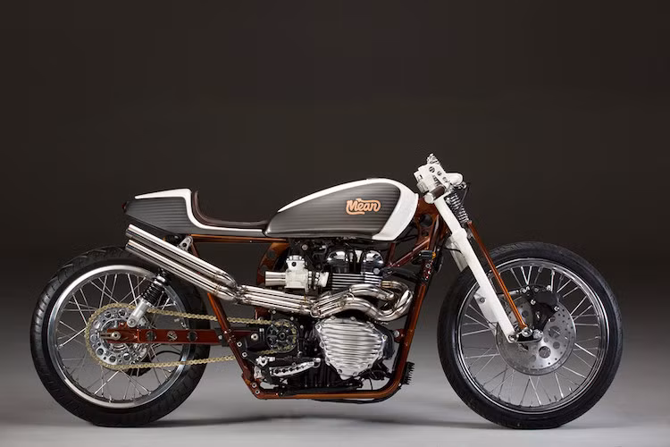 Theo Wenley Andrews - Chủ xưởng Mean Machines, chiếc môtô Triumph Bonneville theo phong cách phong cách xe đua board tracker hoài cổ đã được anh cùng các nhân viên độ lại với bình xăng và thân xe làm trung tâm.