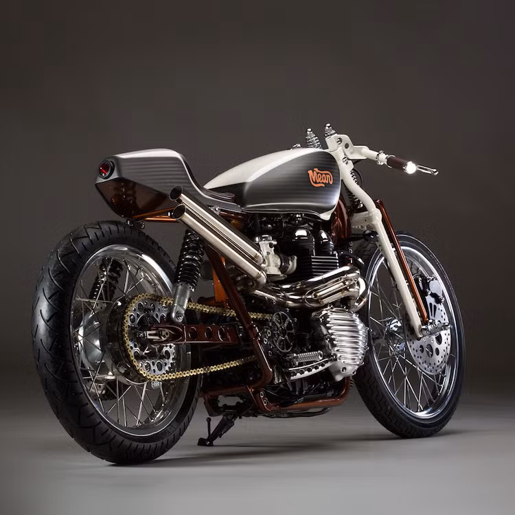 Không chạy theo trào lưu và độ xe Triumph Bonneville thành tracker hay scrambler rất phổ biến hiện nay, Wenley và các đồng nghiệp đã tự tìm hướng đi riêng với Rumour Monger độ theo phong cách board tracker này.