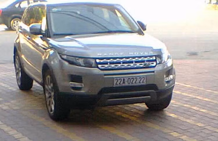Dù là dòng xe "hạng thường" của Range Rover nhưng chiếc Evoque này lại khiến dân chơi "lác mắt" vì biển "lục quý" 22A - 022.22.