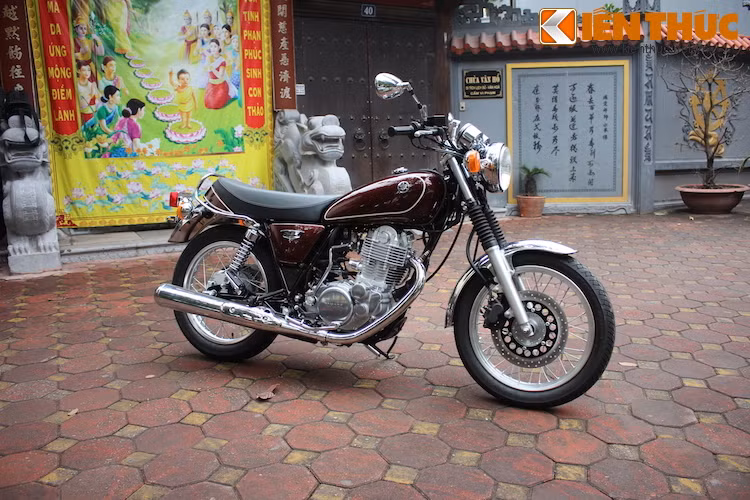 Phiên bản SR400 2015 vẫn giữ nguyên kiểu dáng và các chi tiết thiết kế tương tự những model trong quá khứ. Chiếc SR400 trong bài viết này được nhập nguyên chiếc từ Nhật, tuy nhiên dòng xe này còn được bán tại Mỹ và một số quốc gia khác ngày nay.