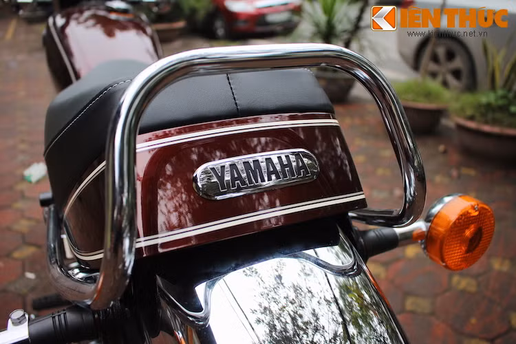 Logo Yamaha nổi trang trí được đặt ở dưới tay xách, đem tới cảm giác cao cấp hơn cho chiếc xe.
