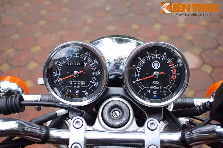 Bảng đồng hồ của SR400 2015 cũng không có nhiều thay đổi ngoại trù các đèn báo nhỏ. 2 đồng hồ báo tua và báo tốc chiếm gần như hoàn toàn diện tích.