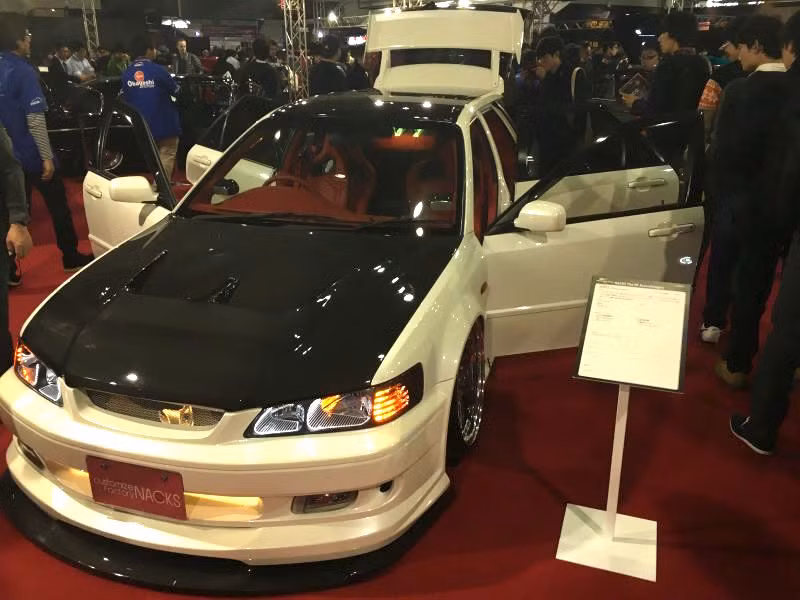 Nhìn từ phía trước, chiếc Honda Accord này có vẻ được độ khá đơn giản với bodykit thể thao...