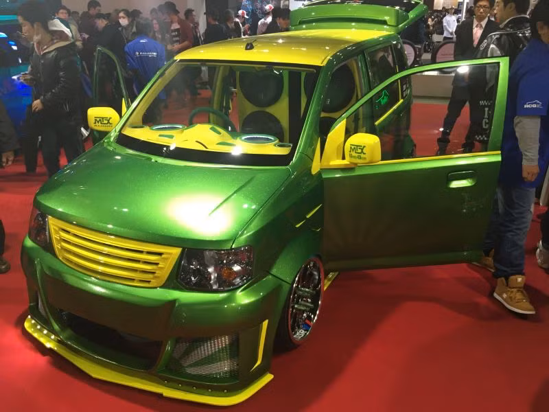 Trong triển lãm, có rất nhiều mẫu xe độ cầu kỳ nhưng chỉ có thể "làm cảnh". Chiếc Suzuki Wagon R này là một ví dụ, khi các ghế ngồi của xe bị loại bỏ và thay bằng dàn loa "khủng" chiếm gần hết không gian nội thất.