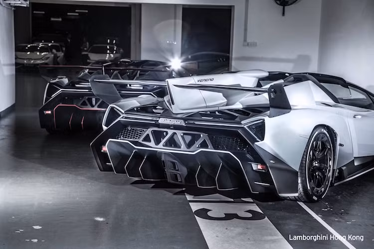 Dù vẫn có động cơ V12 6.5l nạp khí tự nhiên đặt giữa thân xe như Aventador nhưng trên Veneno và Veneno Roadster, Lamborghini đã nâng công suất lên tới 750 ps - lớn hơn 50 ps so với Aventador thường.