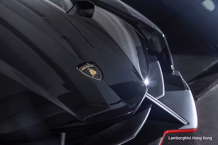 Dựa trên cơ sở dòng Aventador nhưng Veneno có phần thân hoàn toàn mới, khiến cho chiếc xe có thể đạt hiệu năng tối đa trên đường đua.