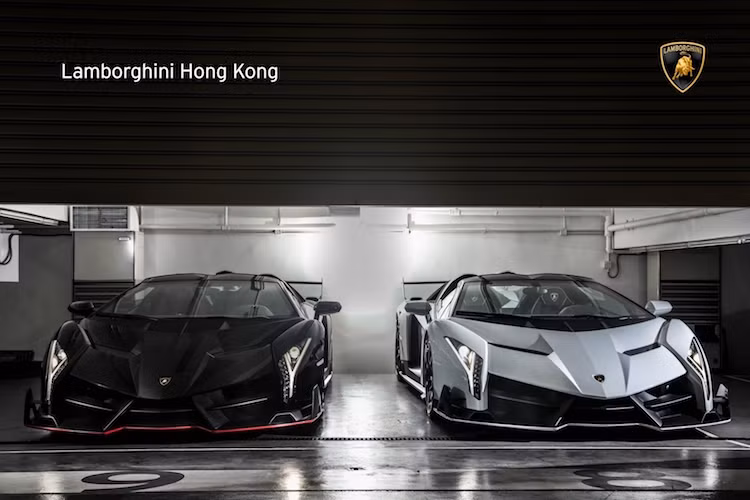 Tại Mỹ, mỗi chiếc Veneno Roadster có giá khởi điểm lên tới hơn 4 triệu USD. Tuy nhiên do các loại thuế khác nhau, 2 chủ nhân của những chiếc Veneno Roadster tại Hồng Kông phải trả ít nhất hơn 5 triệu USD/chiếc (khoảng 100 tỷ đồng/chiếc).