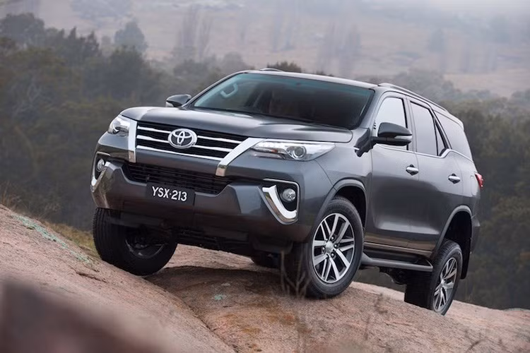 Năm 2015, thị trường Việt Nam đã đón nhận mẫu xe "hàng hot" đầu tiên sử dụng nền tảng chassis IMV đa dụng thế hệ mới là Toyota Hilux. Chính vì vậy, một mẫu xe "hot" sắp ra mắt trong năm 2016 cũng sử dụng nền tảng này được người dùng trông chờ là Toyota Fortuner thế hệ mới.