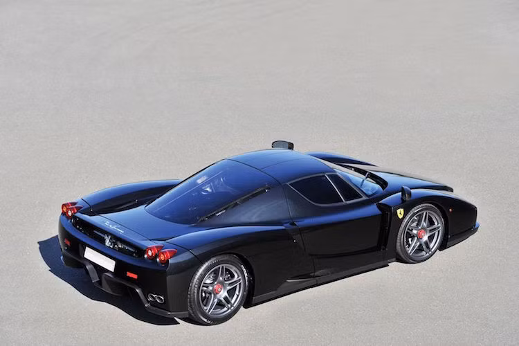 Thay vì màu đỏ nguyên bản, lần này chiếc xe đã được sơn màu đen Nero Daytona. Ngoài ra, bộ mâm độ nhiều cánh cũng đã được thay bằng mâm zin như những chiếc Enzo khác.