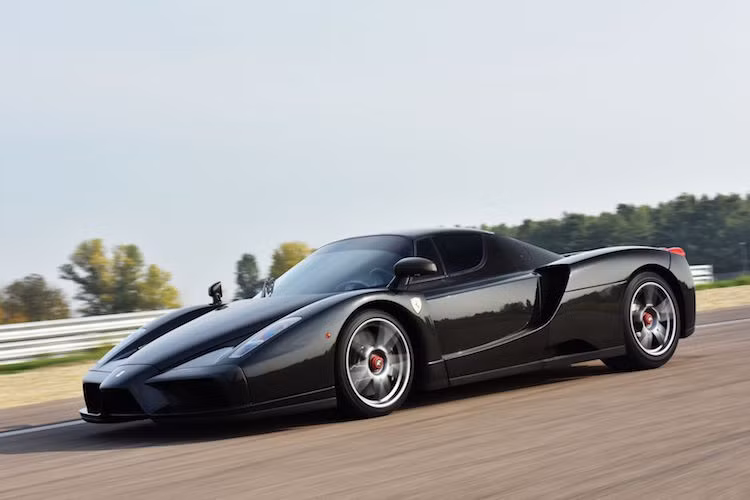 Với động cơ này, siêu xe Enzo Ferrari có thể tăng tốc từ 0-100 km/h trong chỉ 3,1 giây và đạt tốc độ tối đa 355 km/h. Kể từ khi được phục chế lại chiếc xe đã đi được hơn 2500 mà không gặp bất kỳ vấn đề gì.