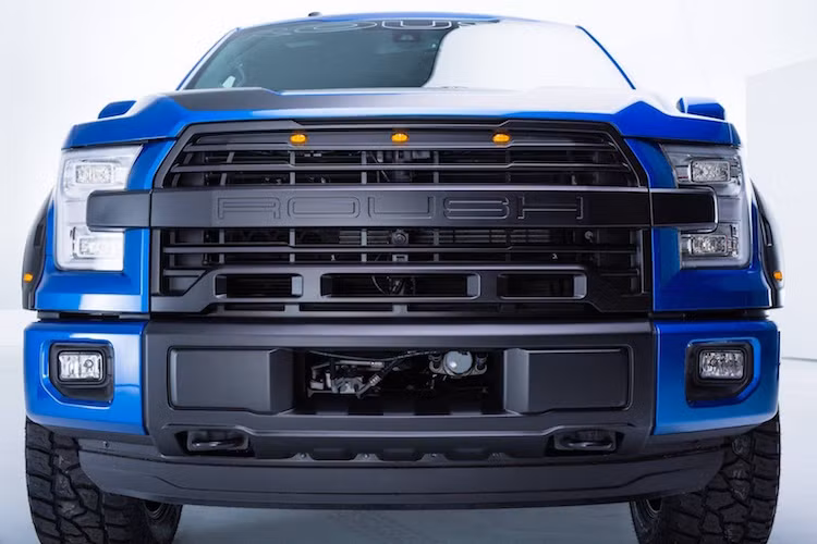 Ngay từ cái nhìn đầu tiên, Roush F150 đã gây ấn tượng bởi vẻ ngoài cực kỳ mạnh mẽ nhờ có lưới tản nhiệt to bản màu đen, đã có khoét sẵn lỗ để người dùng có thể lắp thêm tời điện.