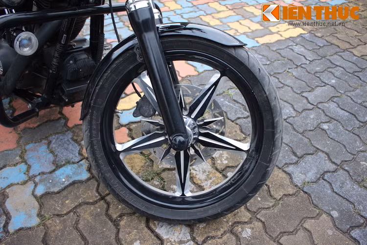 Bên cạnh đó, dàn chân trước của xe còn được trang bị mâm độ 5 cánh với thiết kế hình phi tiêu 5 cánh dạng "phay" vô cùng độc đáo.