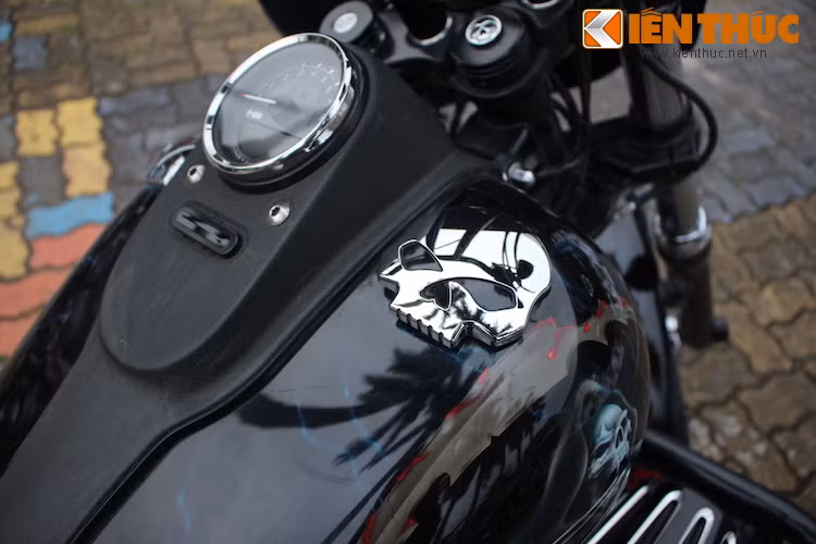 Hai nắp bình xăng trên xe được trang bị phụ kiện chính hãng của Harley-Davidson với thiết kế hình đầu lâu cách điệu, đầy cá tính.