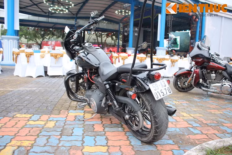 Phía đuôi xe chỉ được trang bị thêm tựa lưng bằng thép cho người ngồi sau. Tựa lưng đơn giản với thiết kế vươn cao, kéo dài như những chiếc Chopper.