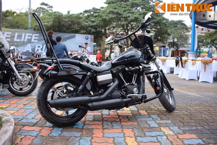 Mang đúng với phong cách của tín đồ đam mê loạt phim đình đám Son of Anarchy cùng với những ý tưởng độ xe theo cá tính riêng của mình, có thể nói chiếc Harley-Davidson Dyna Street Bob này thuộc loại "hàng độc" và không có chiếc thứ hai tại Việt Nam.