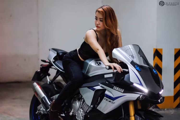 Cung cấp sức mạnh cho chiếc siêu sport-bike R1M là khối động cơ Crossplane 4 xi-lanh thẳng hàng, dung tích 1.000 cc, với tay biên bằng titanium, hộp gió 10,5 lít, ống xả titanium và côn trượt chống khóa bánh khi dồn số gấp. Công suất tối đa (giới hạn) của R1M là 200 mã lực.