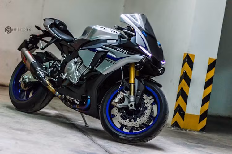 Có thể thấy rằng khi thiết kế R1 mới, các kỹ sư của Yamaha đã lấy cảm hứng từ nhiều chi tiết của mẫu xe đua Moto GP YZR-M1, đặc biệt là ở phần quây gió với khe hút không khí đặt trước mũi xe.