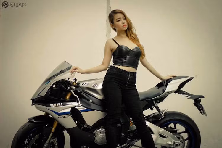 Chính tay đua Valentino Rossi cũng đã thử nghiệm và xác nhận rằng R1 mới đem lại cảm giác gần như y hệt mẫu xe đua M1 mà anh từng cầm lái trước đây.
