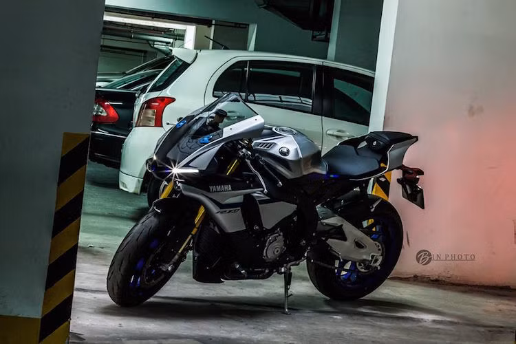 Ra mắt lần đầu vào tháng 11 năm 2014, thế hệ mới nhất của mẫu siêu môtô Yamaha R1 là một "cuộc cách mạng" lớn của cả dòng xe. Hiện tại, R1 đang được bán với 3 phiên bản là R1S, R1 và R1M.