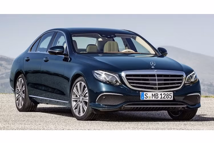 Thế hệ E-Class mới nhất mềm mại hơn nhiều, nhưng đồng thời cũng gây ra khá nhiều tranh cãi khi áp dụng phong cách thiết kế mới nhất của Mercedes. Nhiều ý kiến cho rằng chiếc xe là C-Class phóng to, trong khi một số người lại thấy E-Class mới giống S-Class thu nhỏ.