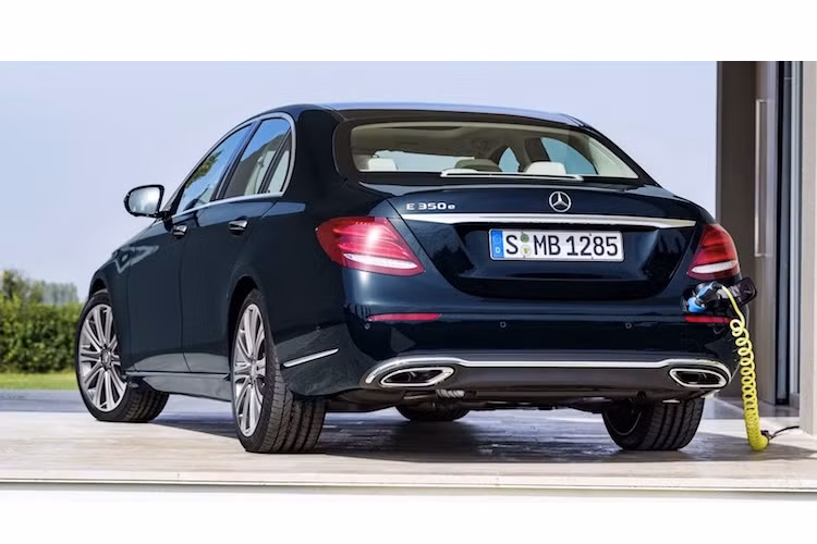 Trong khi đó, cặp đèn hậu của E-Class thế hệ mới nhỏ gọn hơn với 3 hàng đèn LED xếp dọc, một lần nữa trông khá giống như C hay S-Class mới.