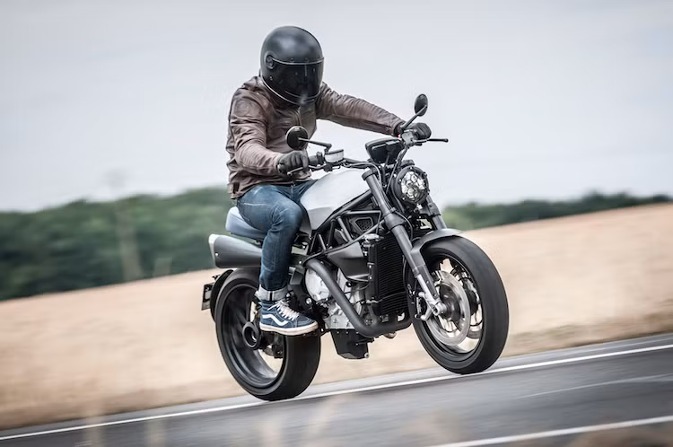 Kiểu dáng Scrambler của LARA 800 được "định hình" bằng tư thế ngồi thoải mái nhờ tay lái cao và dàn để chân Rizoma, cùng với pô vắt với lon ZARD.