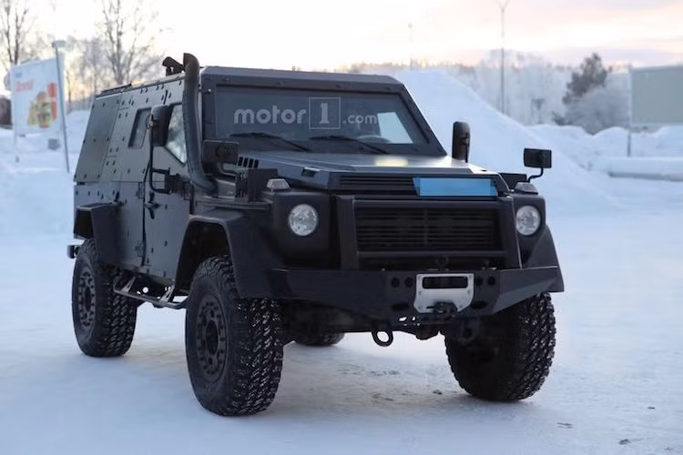 Dựa trên phiên bản G500 4x4² ra mắt hồi đầu năm 2014, Mercedes G-Class LAPV (Light Armored Patrol Vehicle - Phương tiện tuần tra bọc thép hạng nhẹ) có phần thân góc cạnh theo phong cách xe quân sự và "ống thở" gắn dọc từ khoang máy lên cột A bên phải.