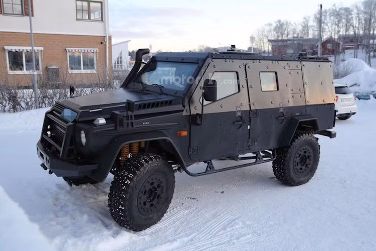 Hiện nay đã trở thành một trong những dòng SUV hạng sang có khả năng offroad tốt nhất Thế giới, tuy nhiên Mercedes G-Class vốn "xuất thân" là một dòng xe quân sự. Chính vì vậy, mẫu xe đặc chủng bọc thép Mercedes G-Class LAPV có thể coi là một sự "kế thừa" truyền thống của những chiếc G-Class đầu tiên.