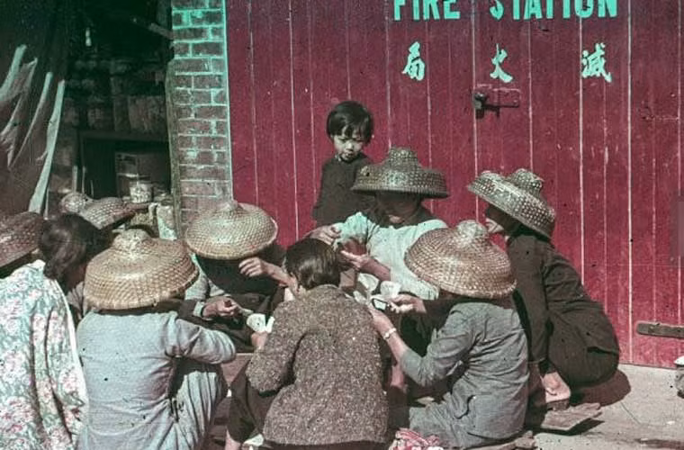 Các chị em buôn bán ngoài chợ ngồi bài ở khu Cửu Long ở Hong Kong. Ảnh xilu