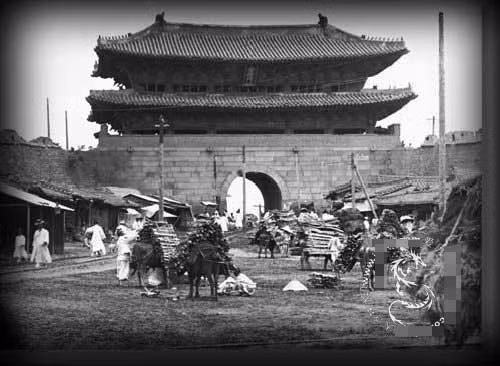 Cảnh quan tại một cổng thành Triều Tiên hồi thế kỷ 20. Ảnh ilishi
