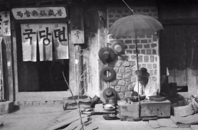 Ông lão mở sạp hàng ven đường. Ảnh ilishi