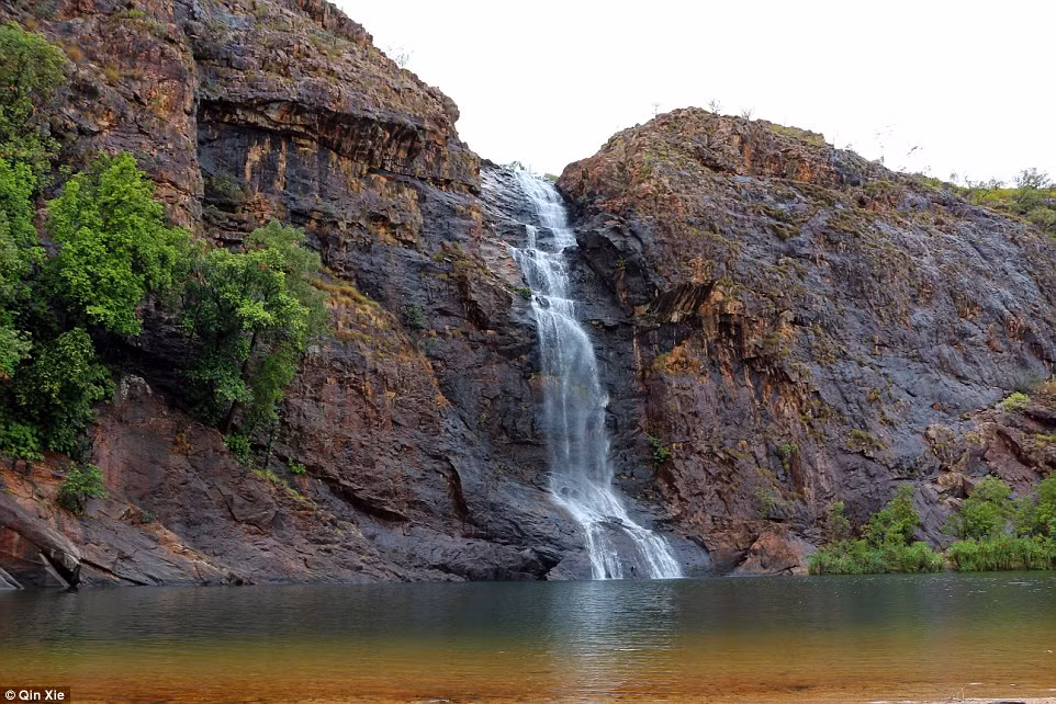 Thác nước Gunlom nhìn tuyệt đẹp. Ảnh Daily Mail