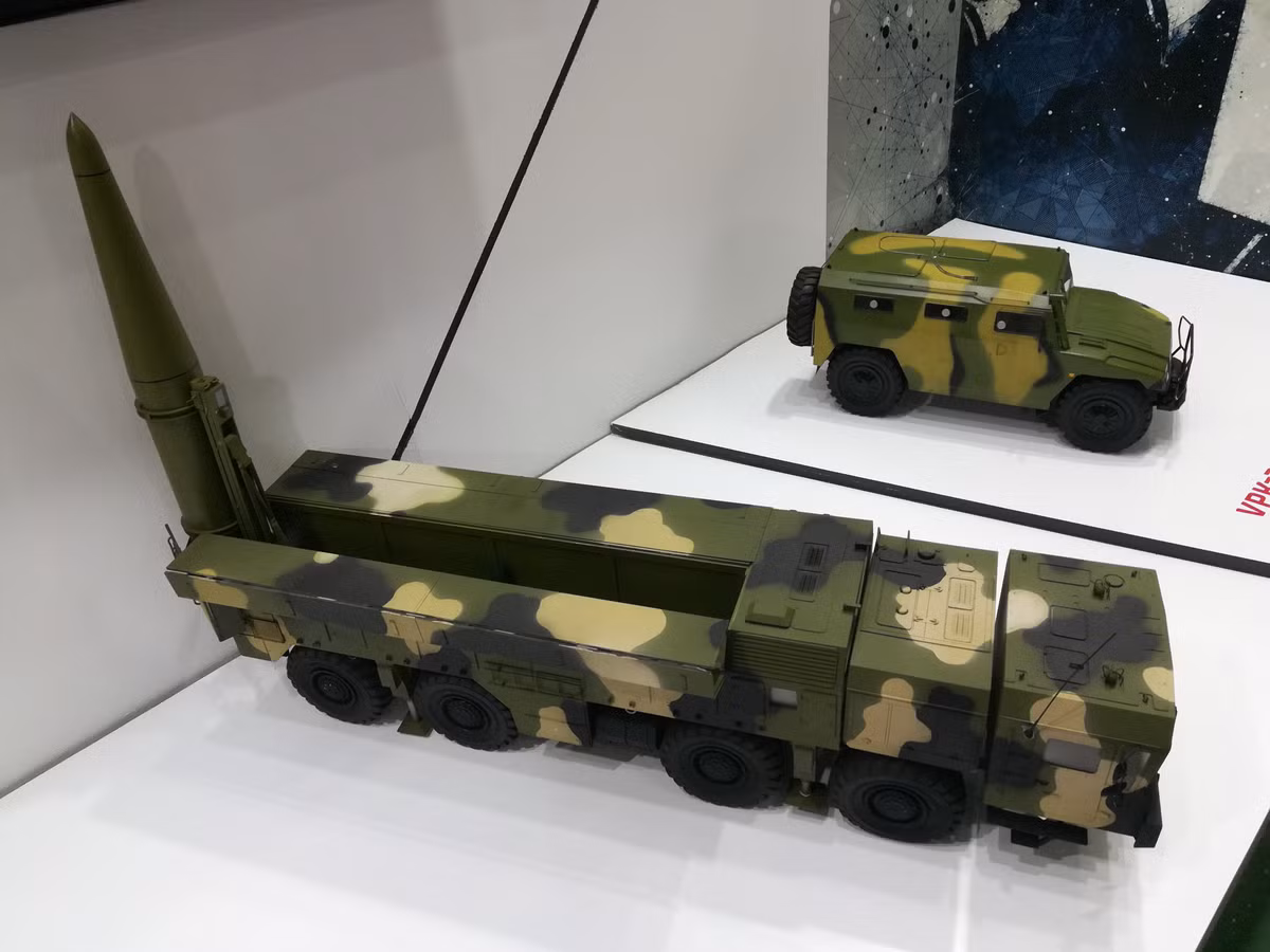 Trong công cuộc hiện đại hóa lục quân, sau tăng thiết giáp thì pháo binh chính là ưu tiên tiếp theo, Nga đã chuẩn bị sẵn tên lửa đạn đạo chiến thuật Iskander-E để bán khi Việt Nam có nhu cầu.