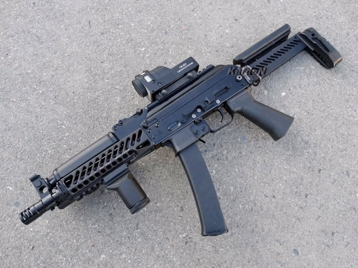 Nòng súng có chu kỳ xoắn 9 inch về bên phải, giúp tương thích tốt với các loại đạn 9 mm thông thường lẫn xuyên giáp. Đầu nòng có loa che lửa cỡ nhỏ với 3 khe ở hai phía.