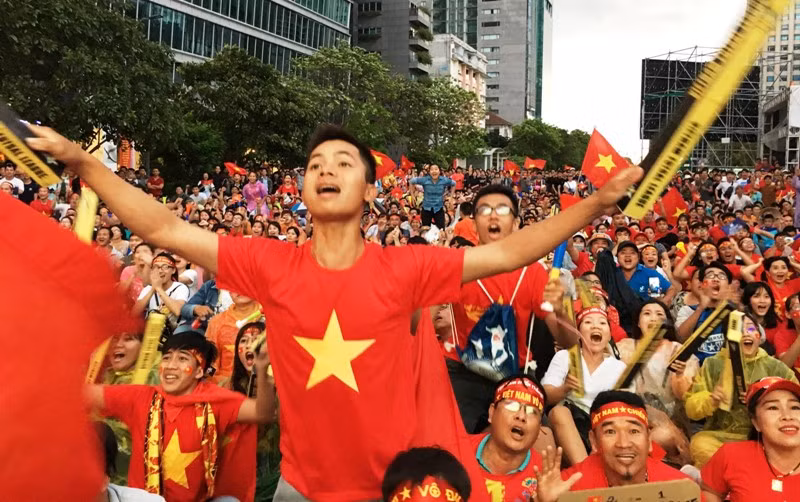 Hang nghin CDV TPHCM va du khach dam mua xem Olympic VN thi dau