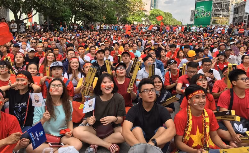 Gần đến giờ Olumpic Việt Nam xung trận, cả khu phố đi bộ Nguyễn Huệ như một biển người.