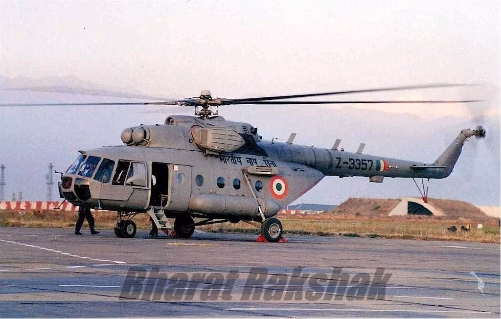 Ba loại Mi-17 đang có trong biên chế của Không quân Ấn Độ bao gồm Mi-17, Mi-17-1V và Mi-17V-5. Trong đó nhiều nhất là loại Mi-17V-5 với số lượng tổng cộng 148 chiếc. Nguồn ảnh: IAF.