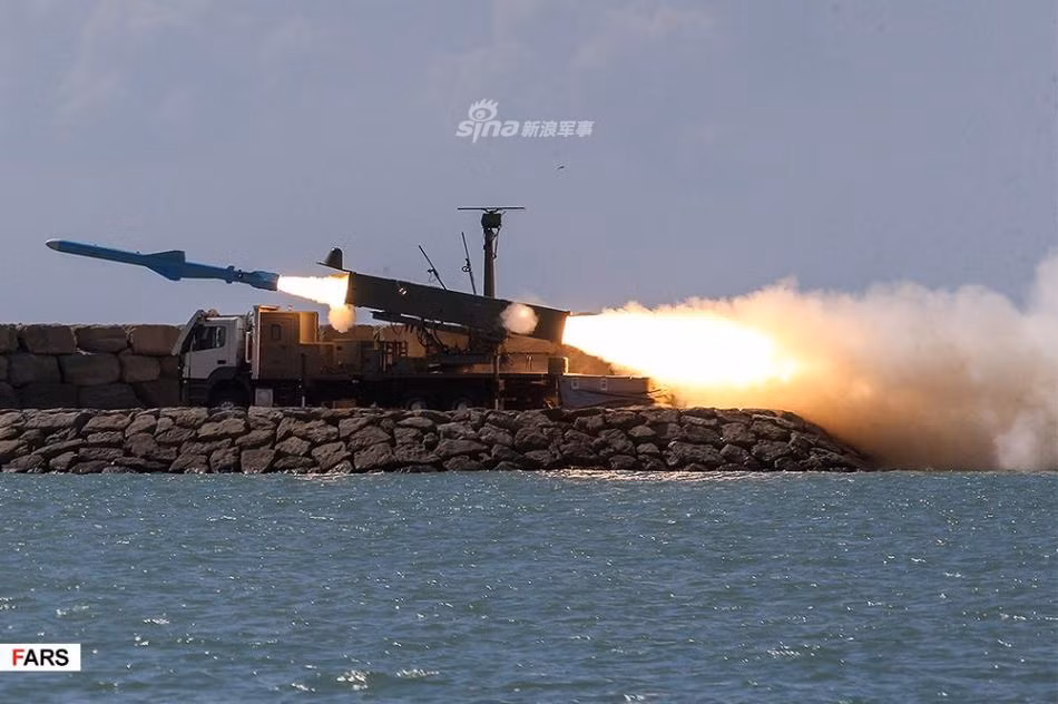Từ năm 2013, loại tên lửa này đã được phía Iran nâng cấp, cho ra đời phiên bản phóng từ cơ cấu trên không mang tên Nasr-1. Nguồn ảnh: FARS.