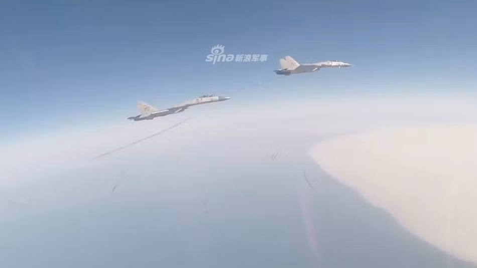 J-15 có tổng cộng tới 12 giá treo vũ khí. Tuỳ từng điều kiện nhiệm vụ, các loại vũ khí của J-15 có thể bao gồm từ pod tác chiến điện tử cho tới tên lửa đối không, bom hay thậm chí là tên lửa hành trình chống hạm. Nguồn ảnh: Sina.
