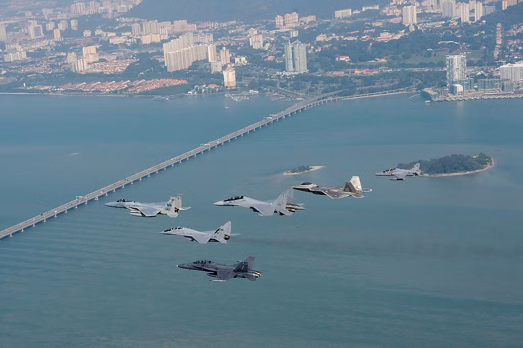 Mặc dù vậy, tới nay Không quân Hoàng gia Malaysia vẫn có một lực lượng khác mạnh lên tới hơn 300 máy bay hiện đại các loại phục vụ và khoảng 20.000 nhân lực. Nguồn ảnh: Thearchive.