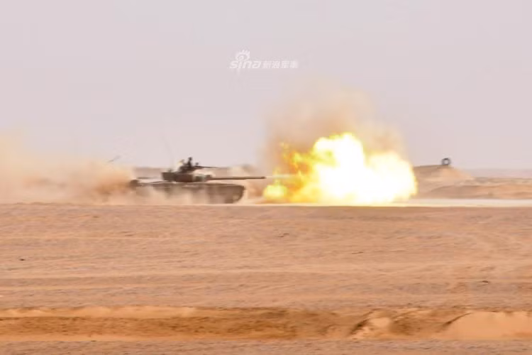 Xe tăng T-90 của Quân đội Algeria khai hỏa trong cuộc tập vào cuối tháng 2. Nguồn ảnh: Sina