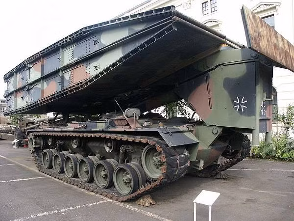 Trên đường hành quân, các xe công binh M60 là loại phương tiện cực kỳ quan trọng giúp cho đội hình của xe tăng chủ lực có thể di chuyển đúng tốc độ tính toán ban đầu. Nguồn ảnh: BI.