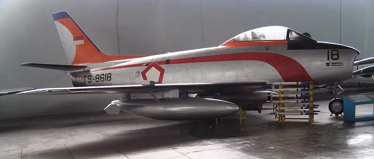 Cụ thể, trong khoảng thời gian từ năm 1962 tới năm 1965, Không quân Indonesia đã nhận một loạt máy bay chiến đấu, máy bay ném bom từ Liên Xô. Tuy nhiên tới giai đoạn 1980 tới năm 1998, lực lượng này lại chuyển sang "thân Mỹ" và nhận một loạt máy bay chiến đấu, vận tải cơ hiện đại có quốc tịch Mỹ và NATO. Nguồn ảnh: Thearchive.